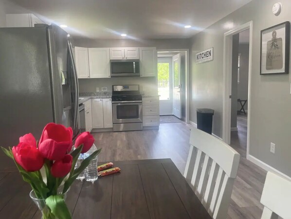 KĂŒhlschrank, Mikrowelle, Ofen, Herdplatte