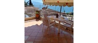 Apartment 'Menidi' with Sea View, Wi-Fi and Air Conditioning