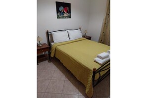 1 habitación, tabla de planchar con plancha, wifi gratis y ropa de cama 