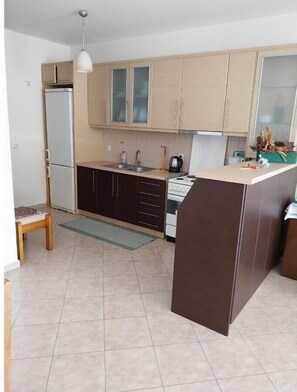 Fridge, oven, stovetop, coffee/tea maker