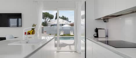 Fridge, microwave, stovetop, dishwasher