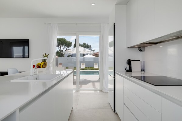 Kühlschrank, Mikrowelle, Herdplatte, Geschirrspüler