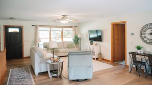Una sala de estar con sofá, sillón y mesa de comedor.