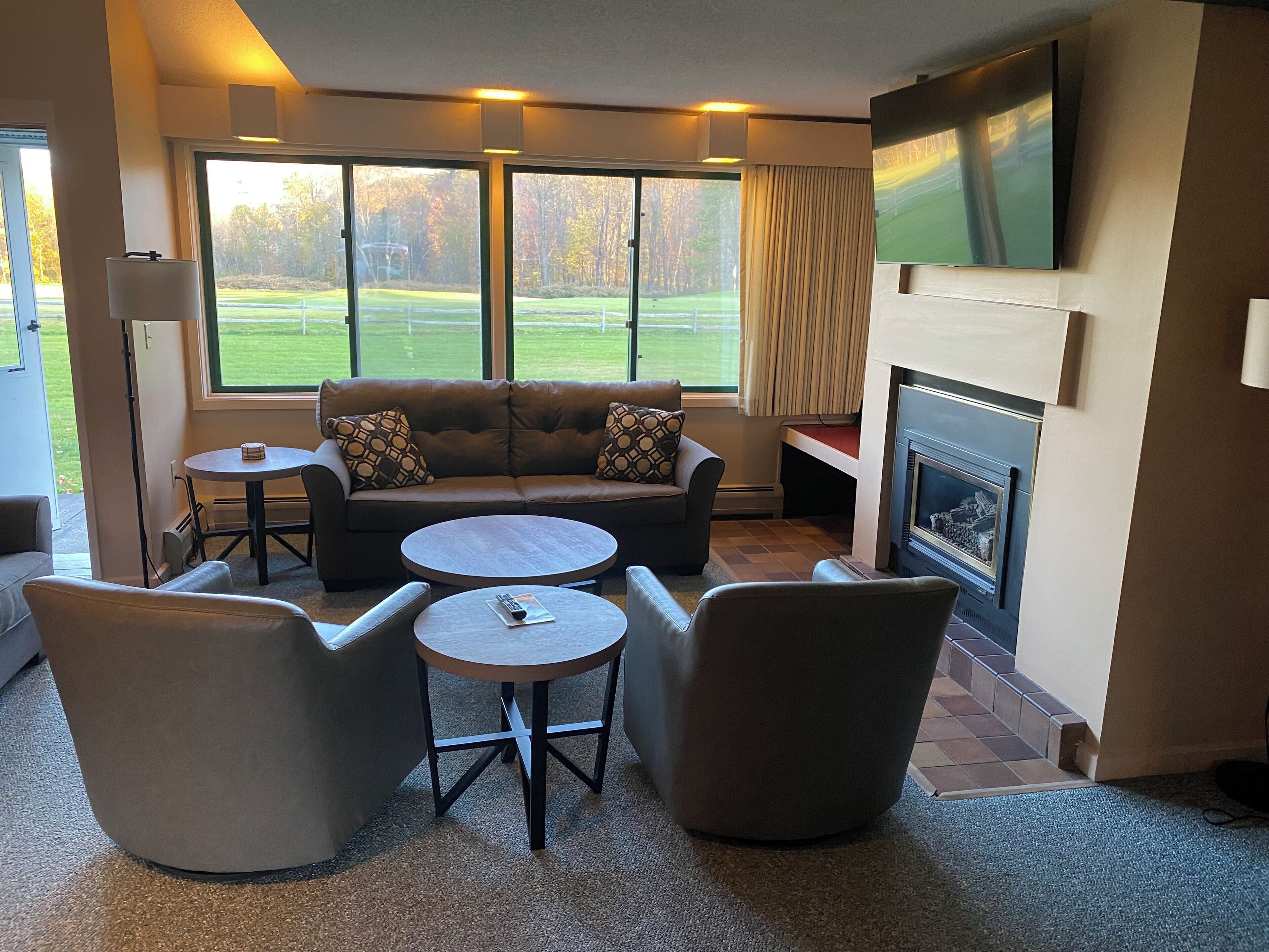 Fernseher, Kamin, Tischtennisplatte