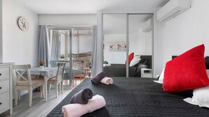 A modern hotel room with a bed, a desk, and a chair. - Apartment 'Apartamento Agata 2024' with Mountain View, Wi-Fi and Air Conditioning (Benalmádena)