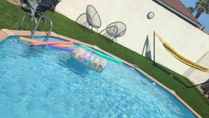A swimming pool with two floating mats and a ladder. - Large villa with all comforts, secure swimming pool, garden and barbecue (Latour bas elne)