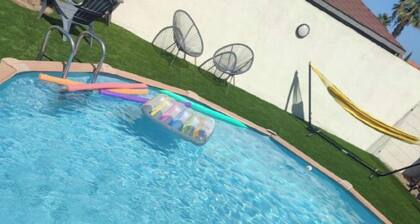 Grande villa tout confort, piscine sécurisée, jardin et barbecue