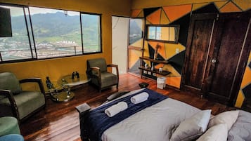 Habitación superior con 1 cama matrimonial o 2 individuales, balcón, vista a la montaña | Cortinas blackout, tabla de planchar con plancha y wifi gratis