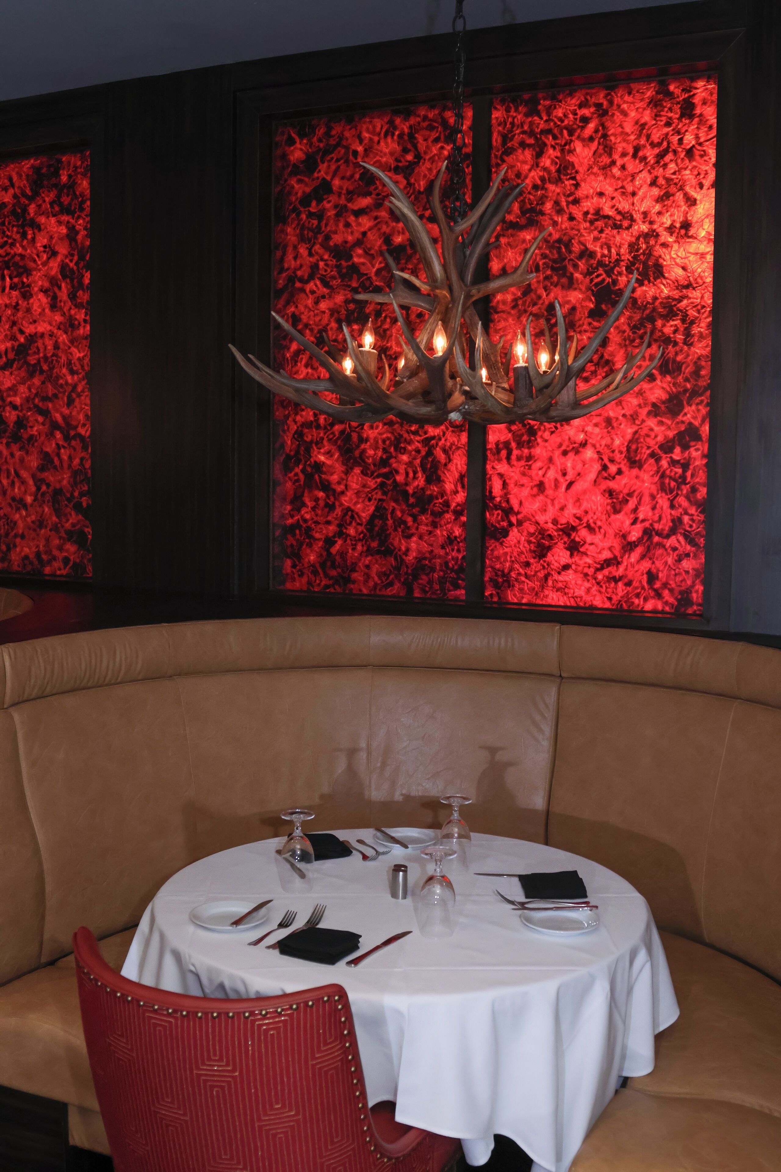 4 restaurants; lunch and dinner served