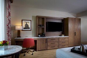 Deluxe Room, 1 King Bed | In-room safe, free WiFi