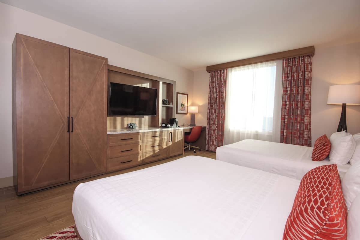 Premium bedding, in-room safe, desk, laptop workspace