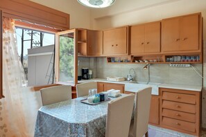 Fridge, oven, stovetop, coffee/tea maker