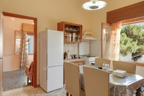 Refrigerador, horno, placa de cocina, cafetera/tetera