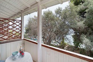 Outdoor dining - Apartment 'Mezoneta 1' with Sea View and Air Conditioning (Perigiali)