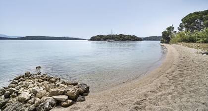 Apartment 'Mezoneta 1' with Sea View and Air Conditioning