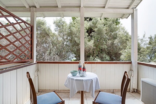 Outdoor dining - Apartment 'Mezoneta 1' with Sea View and Air Conditioning (Perigiali)