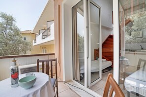 Outdoor dining - Apartment 'Mezoneta 1' with Sea View and Air Conditioning (Perigiali)