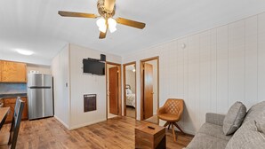 Eine moderne Küche mit Einbaukühlschrank, Holzboden und Deckenventilator.