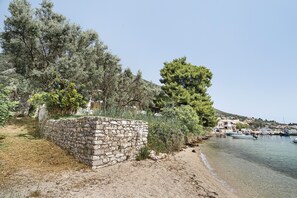 Una spiaggia nelle vicinanze
