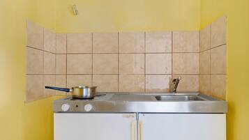 Kylskåp, spishäll och grytor/köksredskap