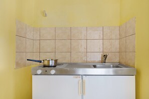 Køleskab, kogeplade, køkkentøj/tallerkener/redskaber