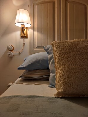 1 habitación, insonorización y tabla de planchar con plancha 