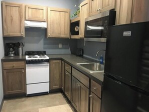 Micro-ondas, fogão, cafeteira/chaleira, torradeira