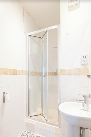 Hair dryer, towels, soap, toilet paper - Apartment in London
 (London)
