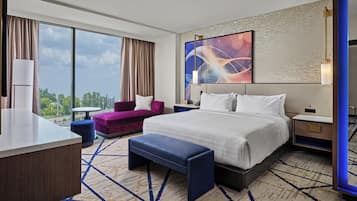 Suite superior, 1 cama King size, en esquina | Caja de seguridad en la habitación y espacio para trabajar con laptop