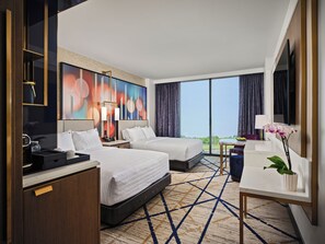 Caixa forta a l'habitació i espai de treball apte per a portàtils 