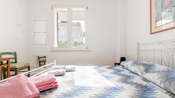 1 habitación, tabla de planchar con plancha, wifi gratis y ropa de cama