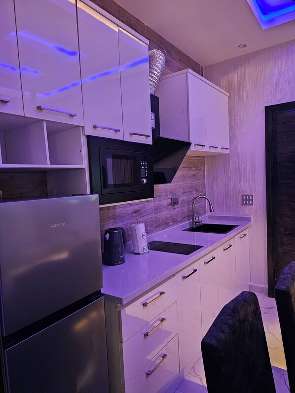 Apartament Deluxe, 1 dormitori, cuina, vistes al pati | Cuina privada | Microones, placa de cuina, torradora i liquadora