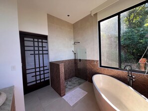 Bathroom - 8 min to Dominical Beach, surf spot, ocean view (Savegre de Aguirre)