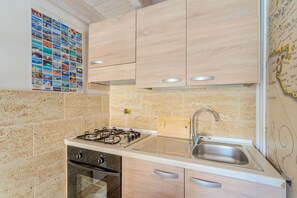 Fridge, microwave, oven, stovetop - Holiday Home 'La Dimora Del Duca Nel Salento' with Air Conditioning (Taurisano)