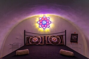 2 quartos, escrivaninha, ferros/tábuas de passar roupa, roupa de cama