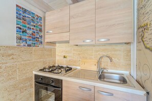 Frigorifero, microonde, forno, piano cottura