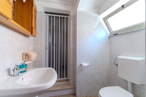 Chuveiro, produtos de toalete grátis, secador de cabelo 