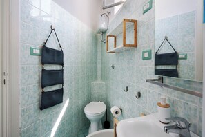 Douche, sèche-cheveux, serviettes fournies