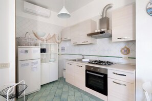 Kühlschrank, Ofen, Herdplatte, Wasserkocher mit Kaffee-/Teezubehör