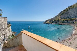 On the beach - 2 holiday apartments 'Blue Green Apartments Amalfi Coast' with Sea View, Wifi, and Air Conditioning (Maiori)