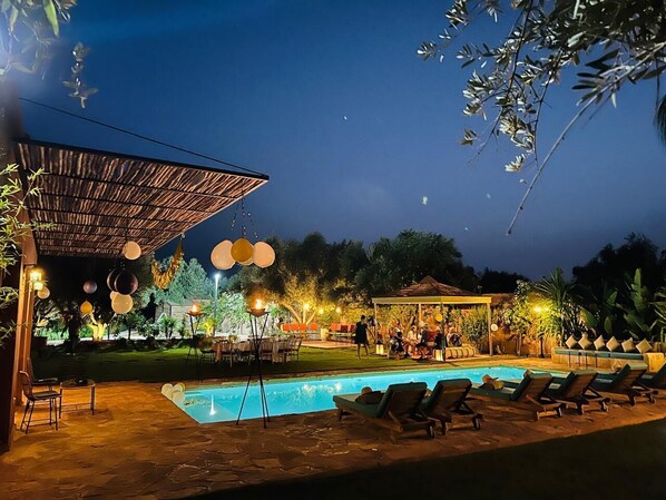 Piscine intérieure, piscine extérieure