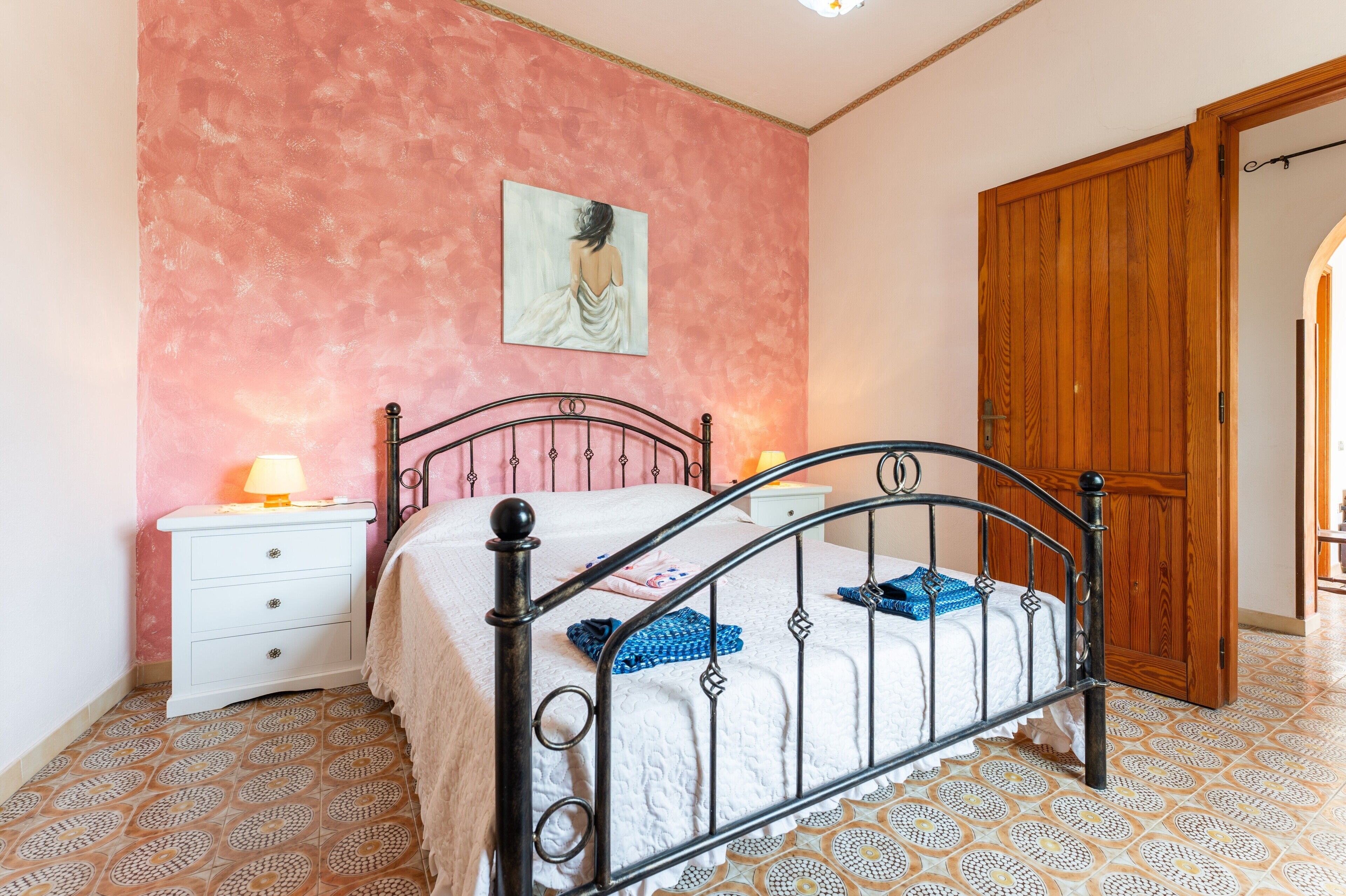 3 makuuhuonetta, silitysrauta/-lauta, vuodevaatteet