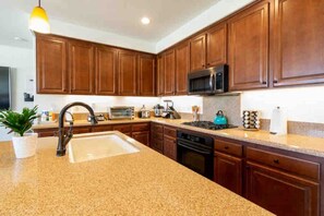 Køleskab, mikrobølgeovn, ovn, kogeplade