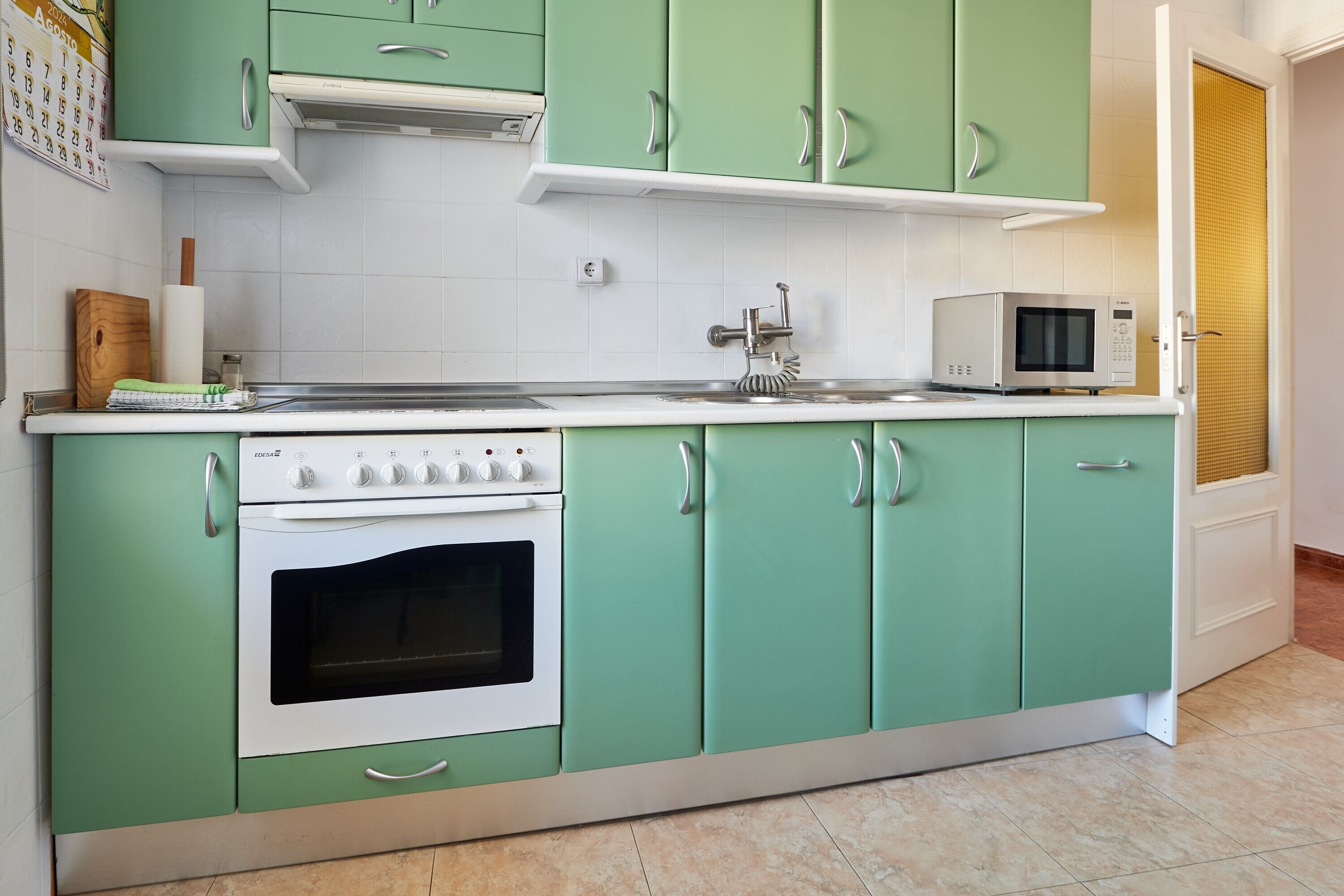 Frigorífico, microondas, horno y placa de cocina