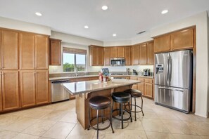 Køleskab, mikrobølgeovn, ovn, kogeplade