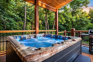 HOT TUB - Hot Tub | Outdoor Games | Pet-Friendly Cabin (Broken Bow)