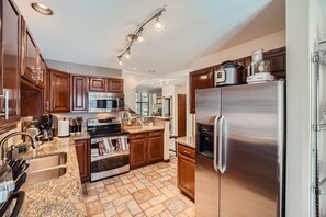 Geladeira, micro-ondas, fogão, cooktop