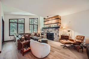 Smart-TV, Kamin, Arbeitsbereiche