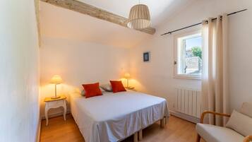 2 makuuhuonetta, silitysrauta/-lauta, ilmainen Wi-Fi, vuodevaatteet