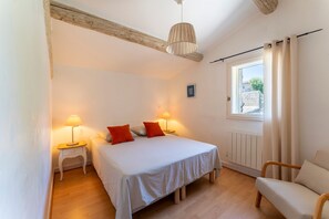 2 slaapkamers, een strijkplank/strijkijzer, gratis wifi, beddengoed